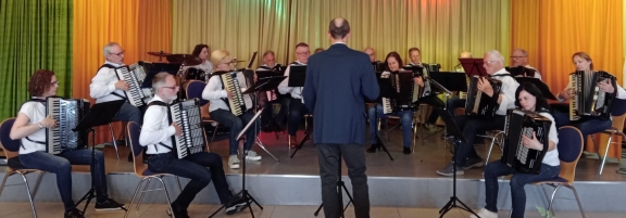 Erstes Orchester auf der Bühne