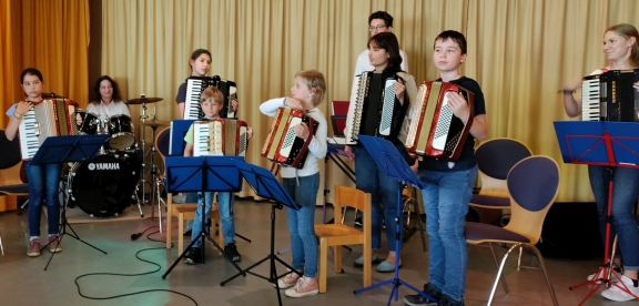Applaus f&uuml;r das Jugend-Ensemble.