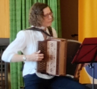 Steirische Harmonika spielen.