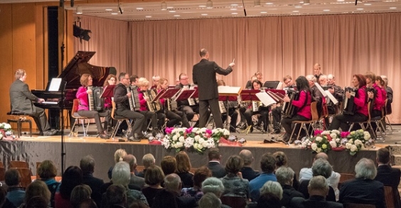 Erstes Orchester und Bernd Grill am Flügel