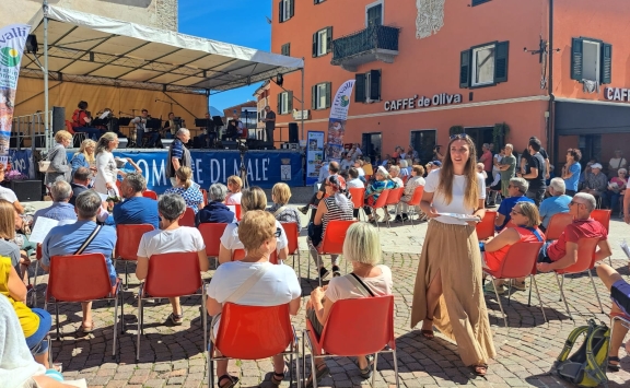 Publikum auf der Piazza
